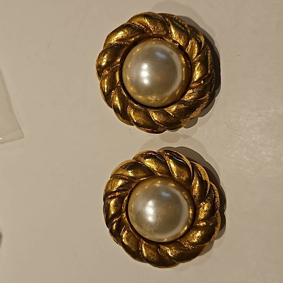 Vintage Faux Pearl & Goldtone Resin Clip-on Earrings - Picture 1 of 4